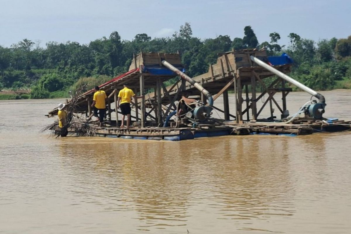Police destroy eight illegal mining rafts in Riau rivers