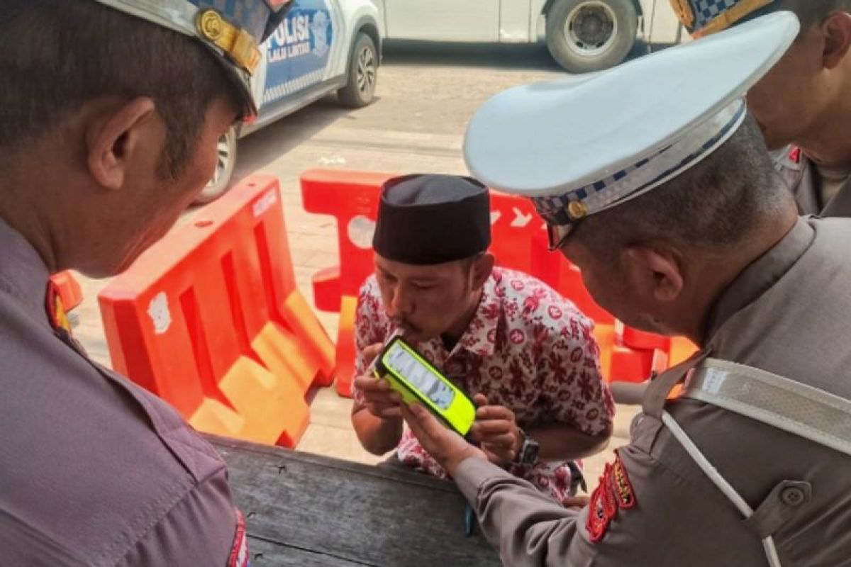 Polres Purwakarta cek kesehatan sopir guna minimalisasi kecelakaan