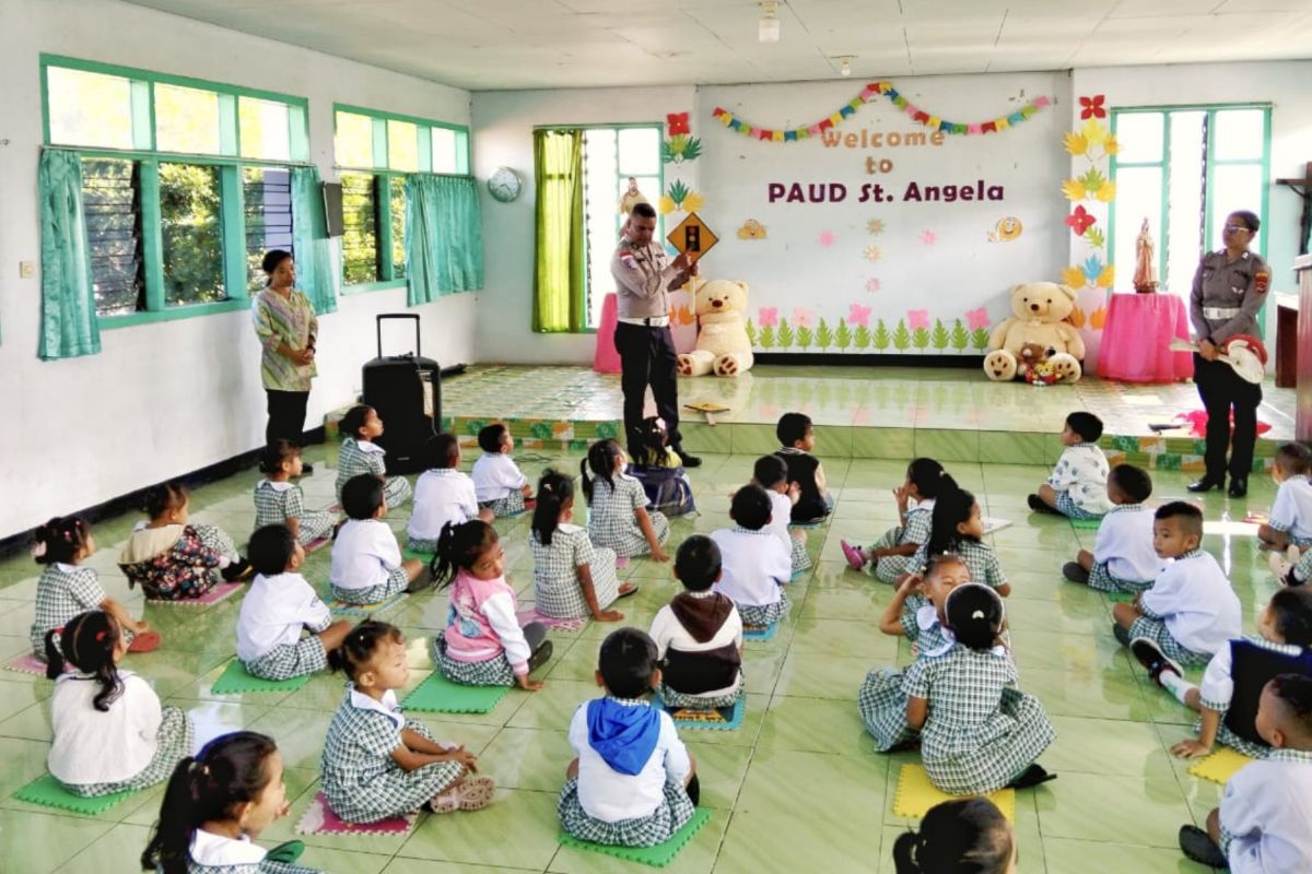 Polres Manggarai mengedukasi anak-anak soal tertib berlalu lintas