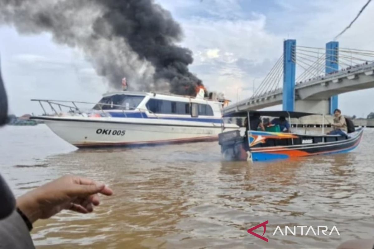 Kapal PT OKI Pulp & Paper Mills terbakar di perairan Sungai Musi