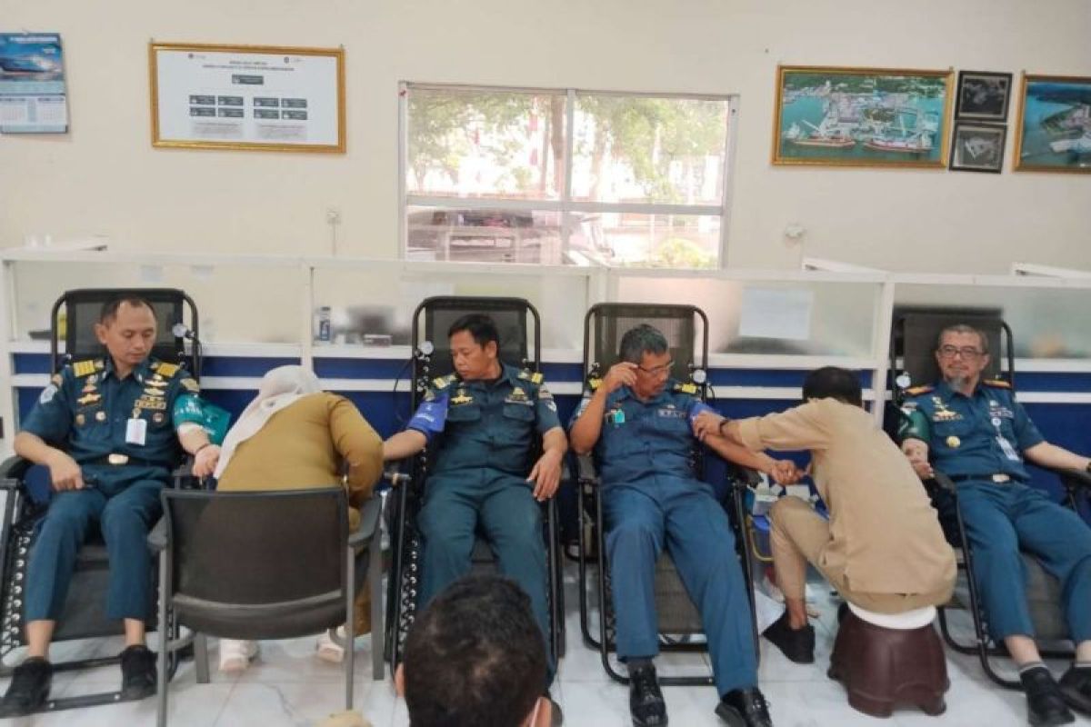 Insan perhubungan Pelabuhan Lembar peringati Harhubnas 2025 dengan aksi kolaborasi