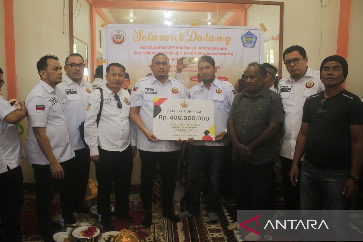 Andre Rosiade salurkan bantuan Rp400 juta kepada pengungsi Yalimo