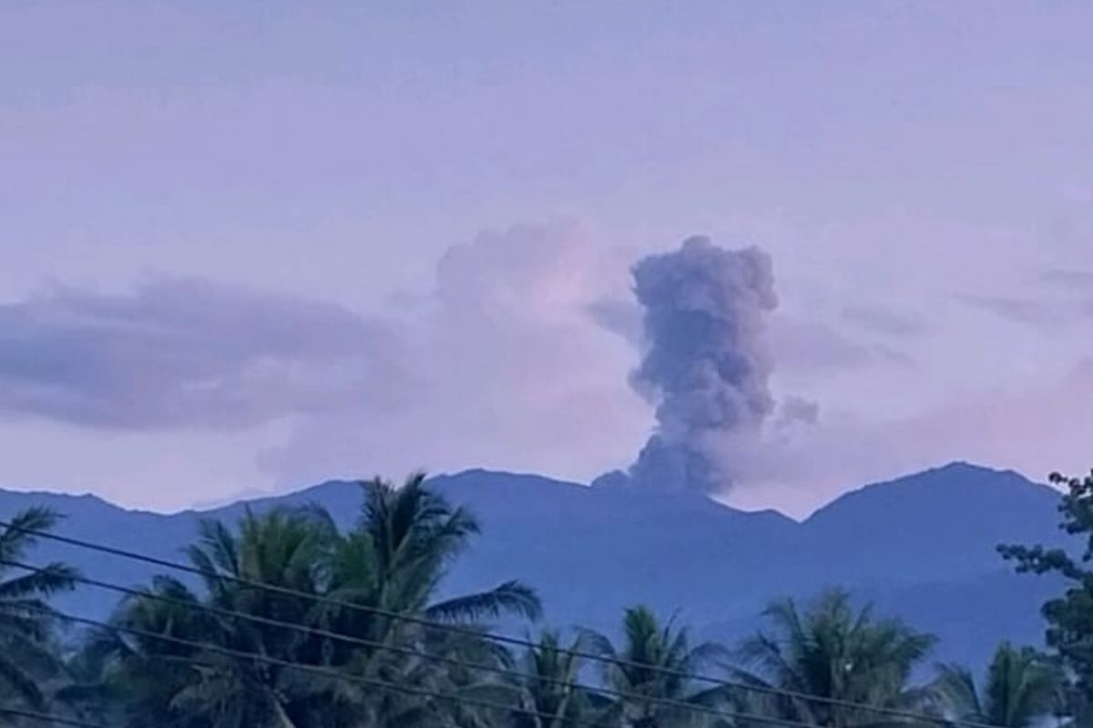 Gunung Dukono kembali lontarkan abu vulkanik hingga 700 meter
