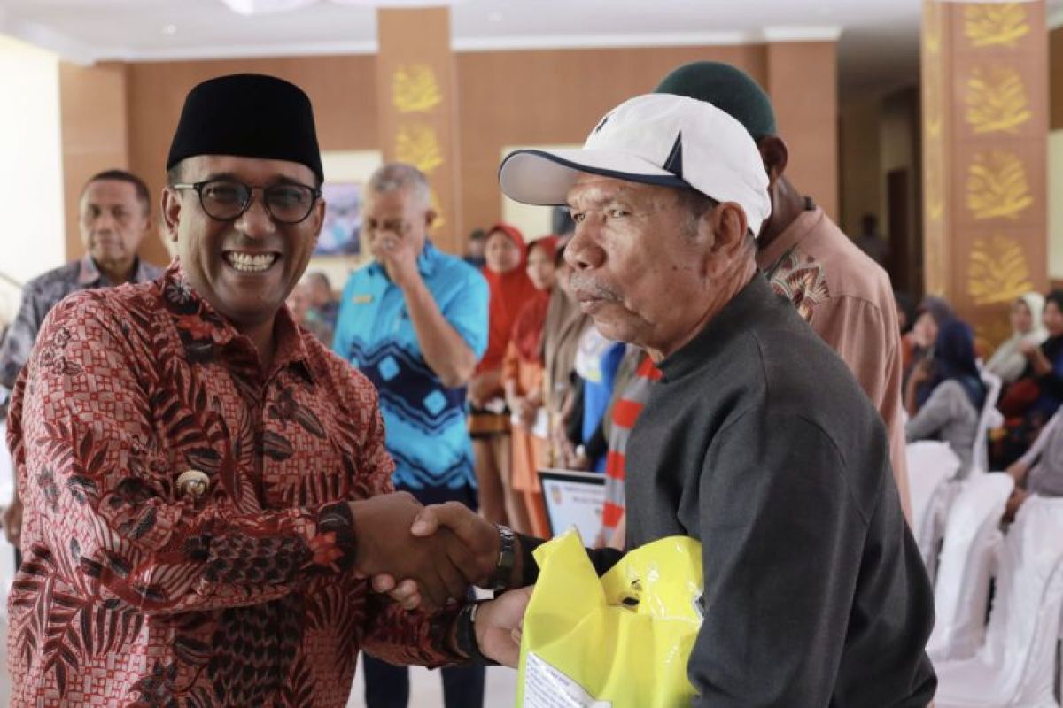 Pemkab Maluku Tengah salurkan paket sembako untuk warga miskin dan nelayan