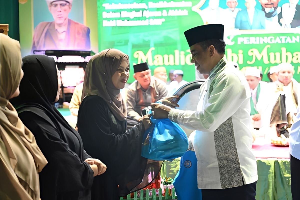Gubernur-Sulteng serahkan 1.000 paket sembako untuk guru Alkhairaat