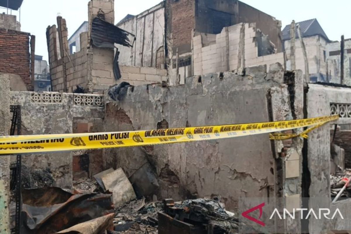 400 rumah terbakar di Jakbar diduga berasal dari toko alat tulis