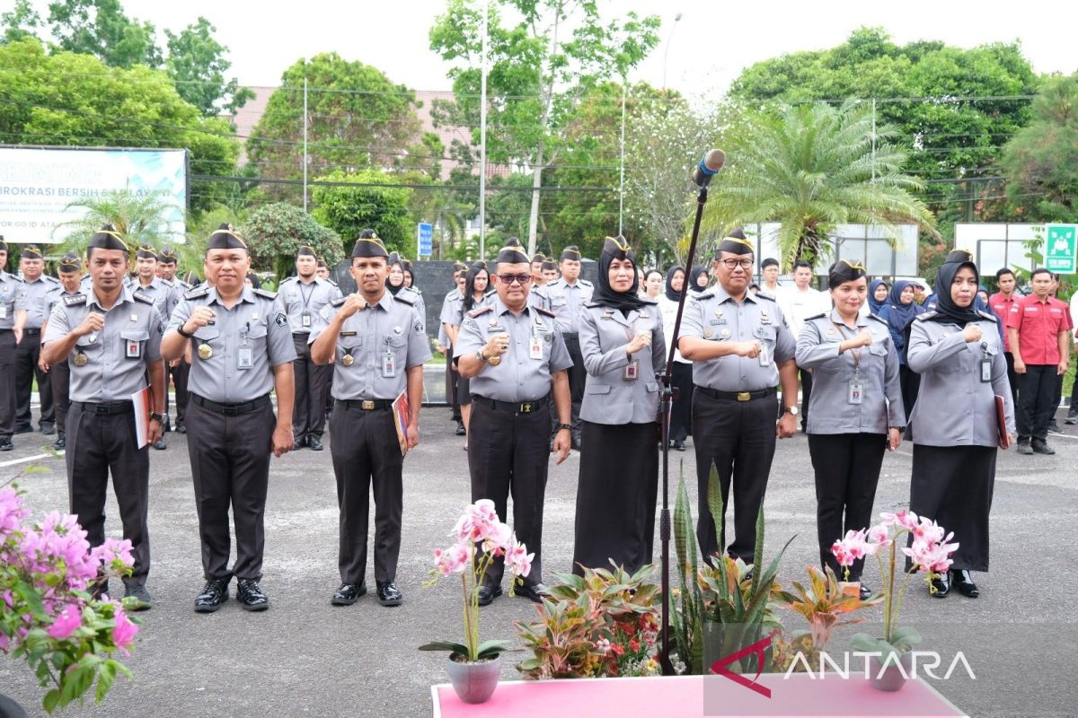 Kanwil Kemenkum Babel berikan penghargaan pegawai teladan