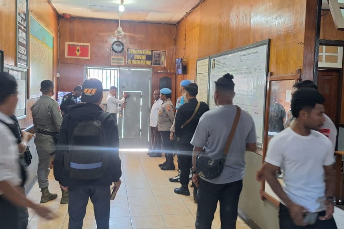 Police hunt 15 inmates after escape from Nabire prison