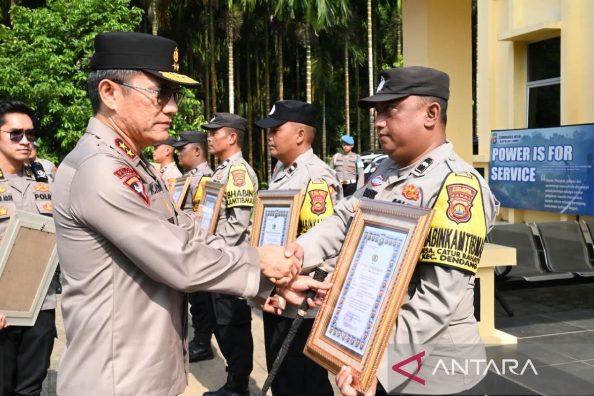 Kapolda Jambi berikan penghargaan kepada personil Bhabinkamtibmas