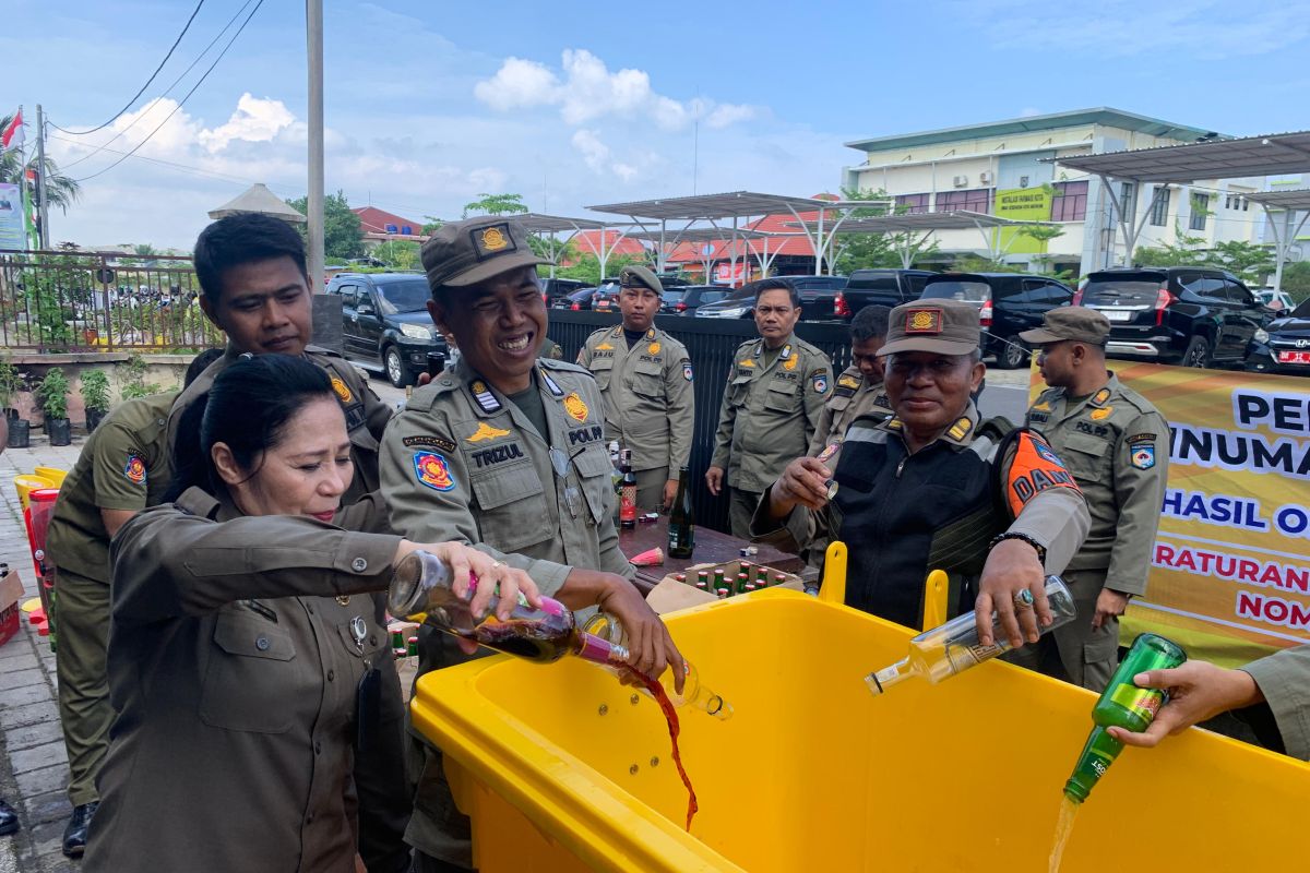 Ribuan botol miras ilegal dimusnahkan Satpol PP Mataram