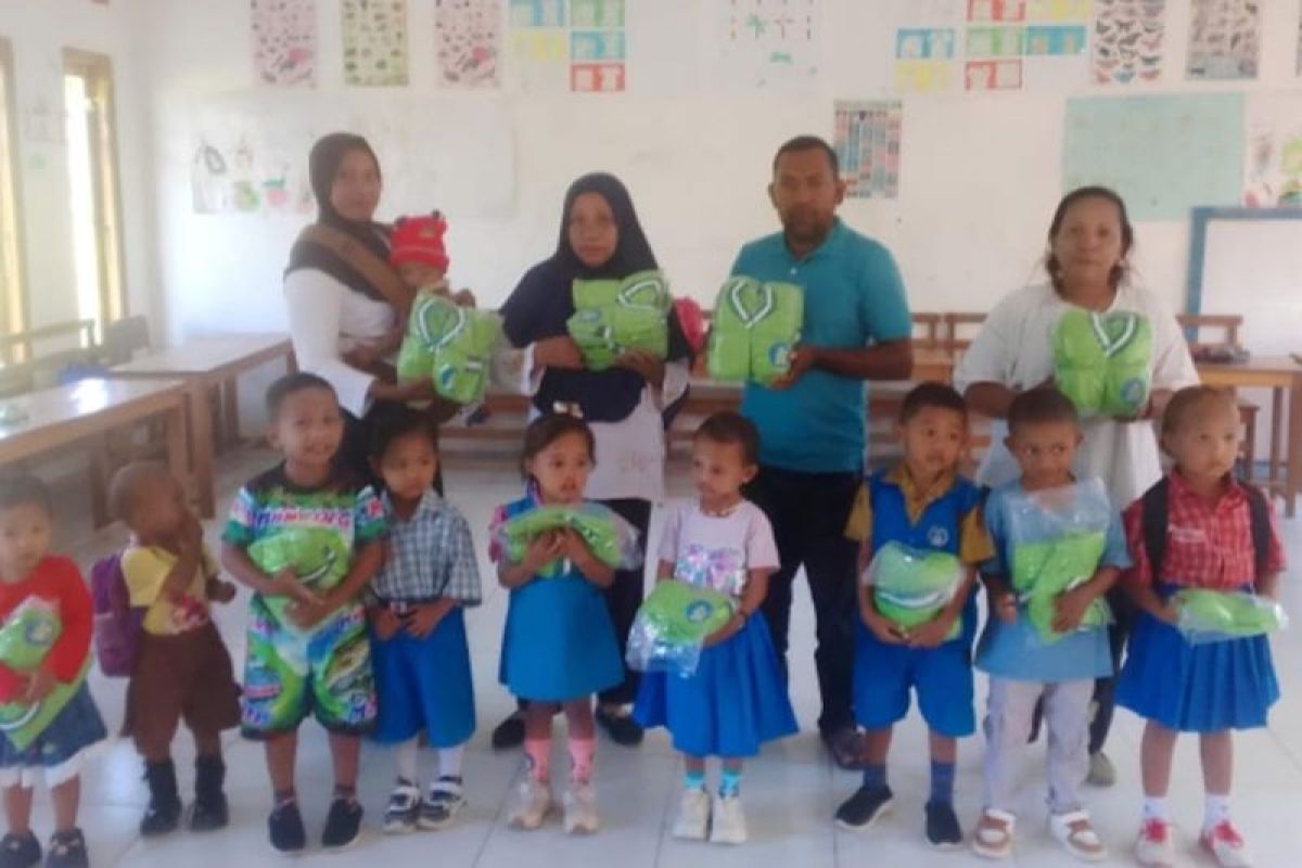 PT PBJ beri bantuan perlengkapan sekolah di Pulau Buru