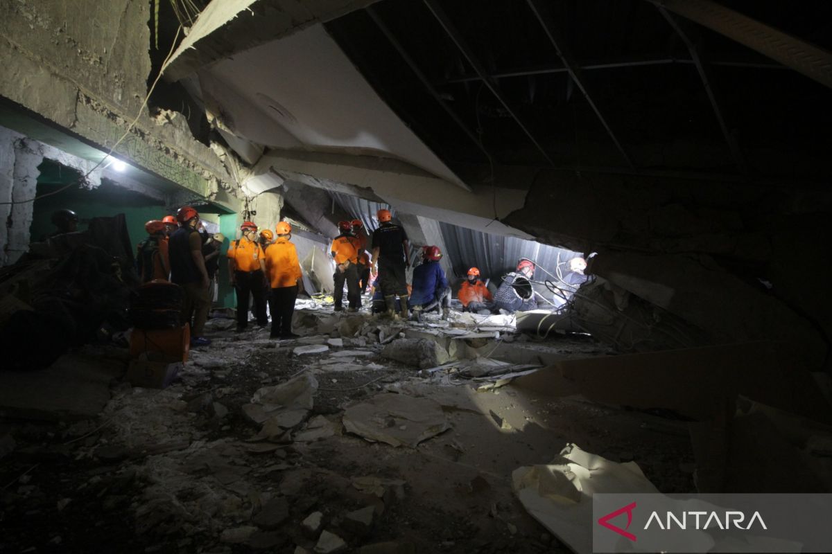 Mushala pesantren Al-Khoziny  di Sidoarjo ambruk saat ratusan santri shalat