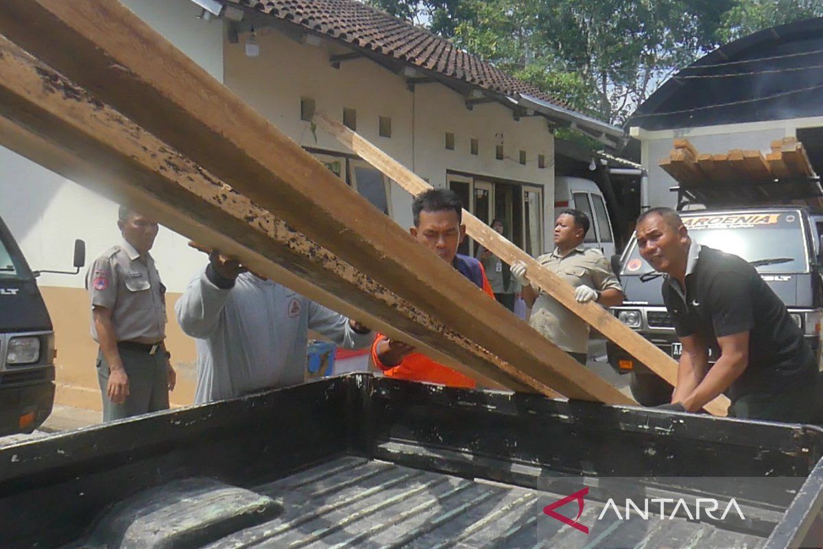 BPBD Temanggung  bantu perbaikan rumah rusak akibat angin kencang