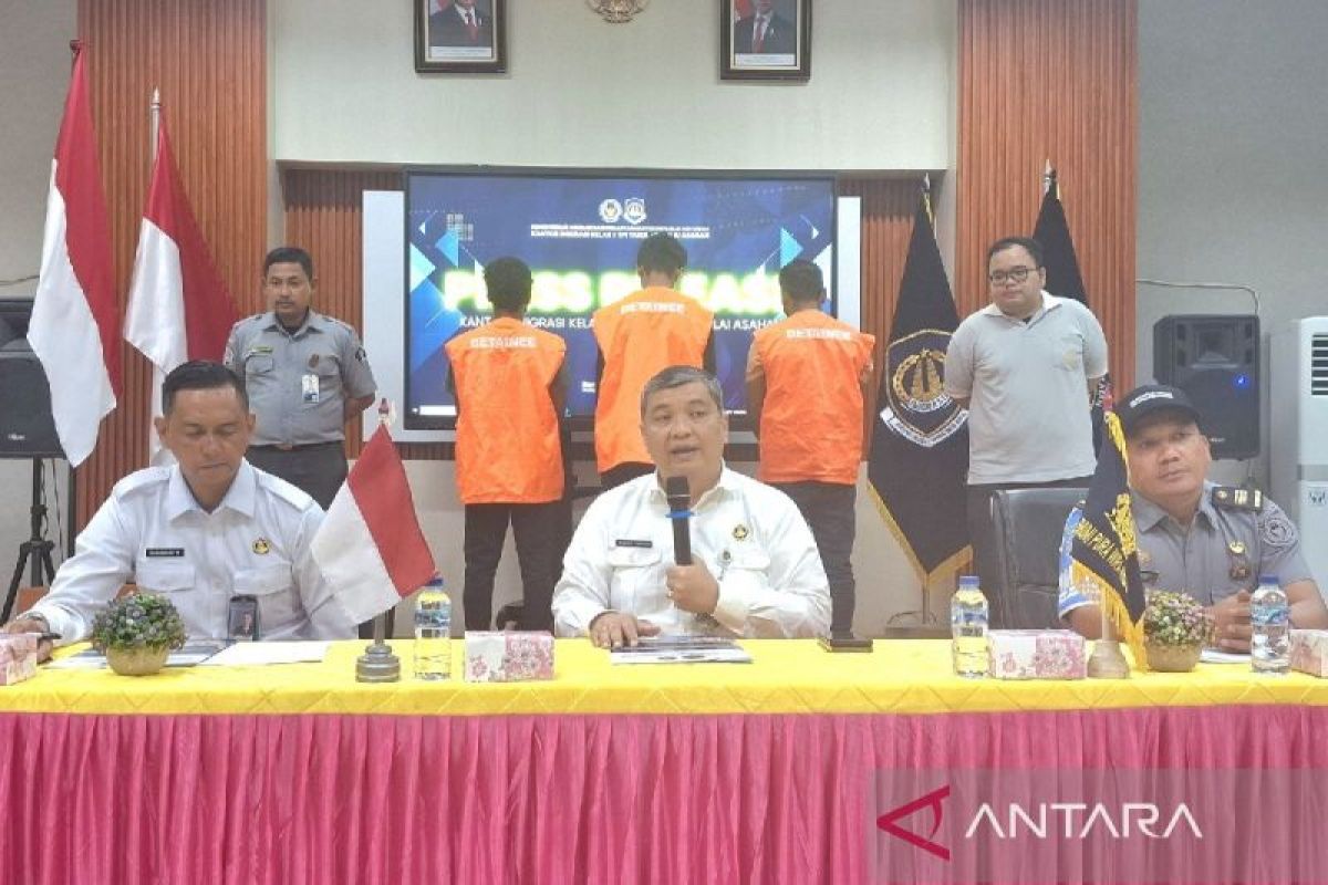 Imigrasi Tanjungbalai amankan tiga orang diduga WN Banglades