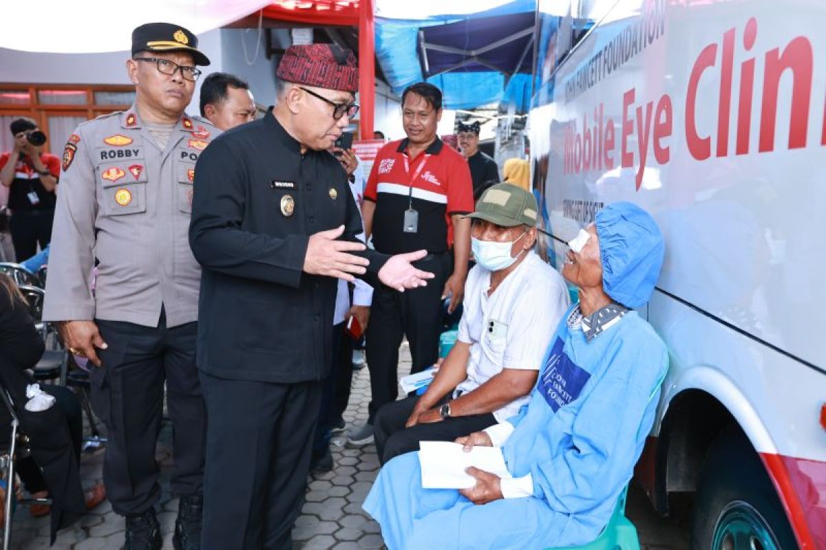Ratusan warga Banyuwangi dapat layanan operasi katarak gratis