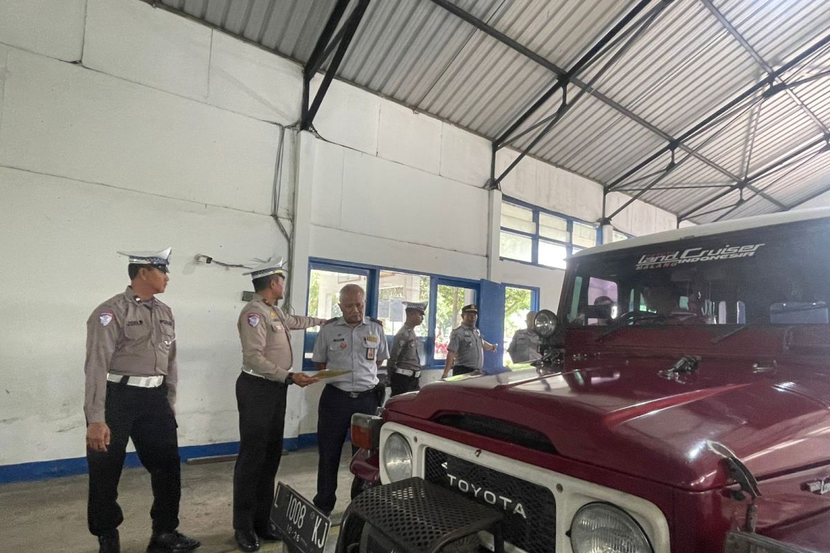 Petugas periksa jip wisata jamin keamanan wisatawan ke Bromo