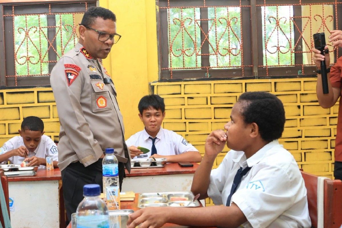 Kapolda Papua tinjau pelaksanaan program MBG di sekolah