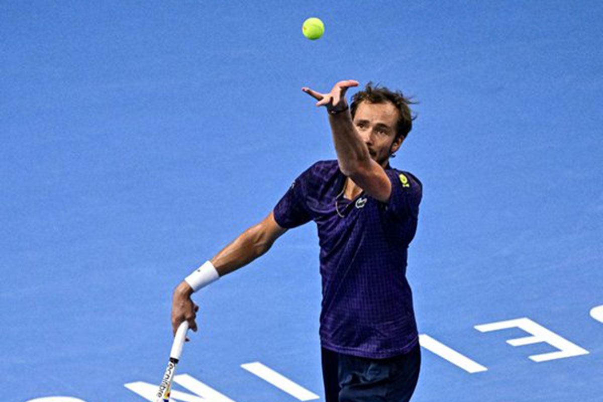 Medvedev meraih kemenangan ke-50 atas Top 10 maju di Shanghai