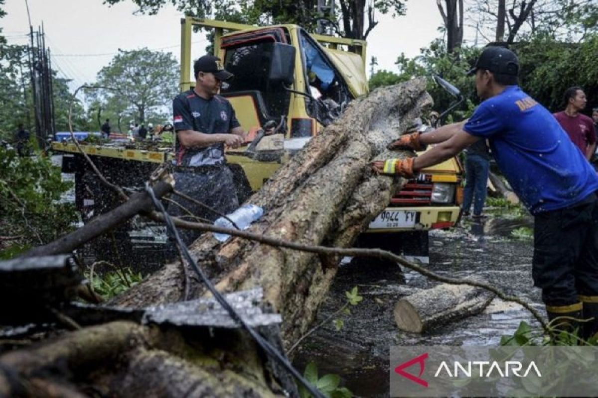 Waspadai perubahan cuaca dari panas ke hujan