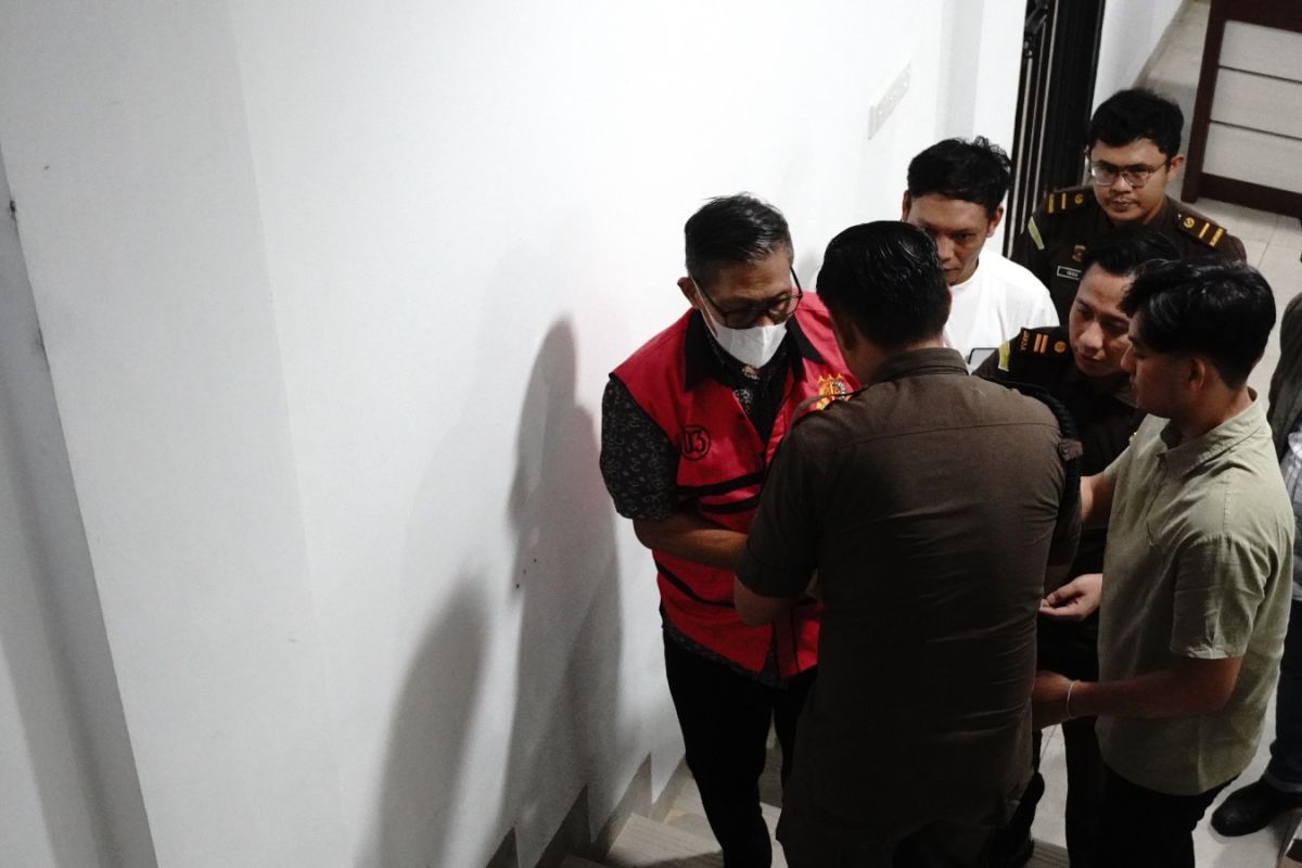 Kejati Kepri menahan dua tersangka korupsi pengelolaan PNBP pelabuhan