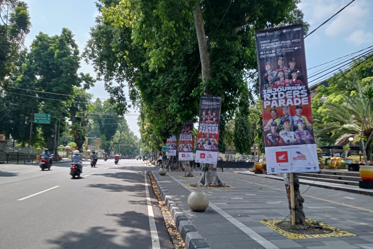 Pemasangan benner MotoGP di Mataram disarankan tak dipaku dipohon