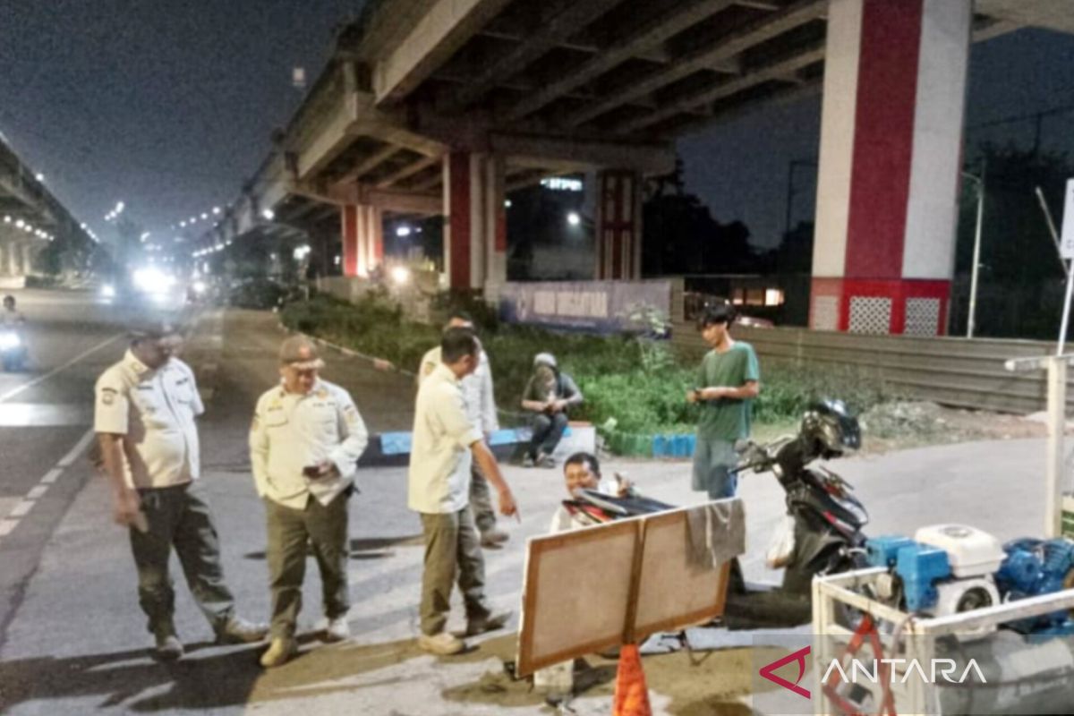 Satpol PP Jatinegara tindak pelaku tambal ban nakal di sekitar Jalan DI Panjaitan