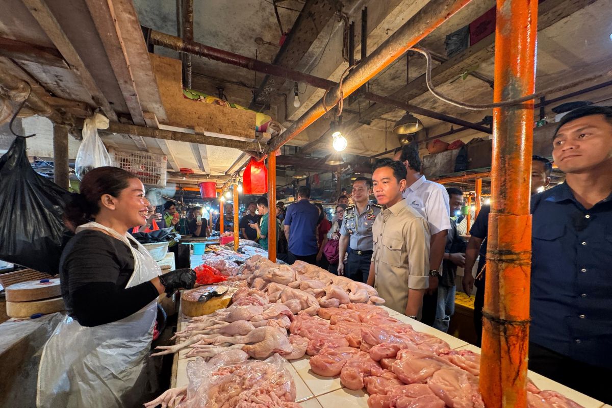 Wapres Gibran keliling Pasar Senen, janji lindungi pedagang kecil