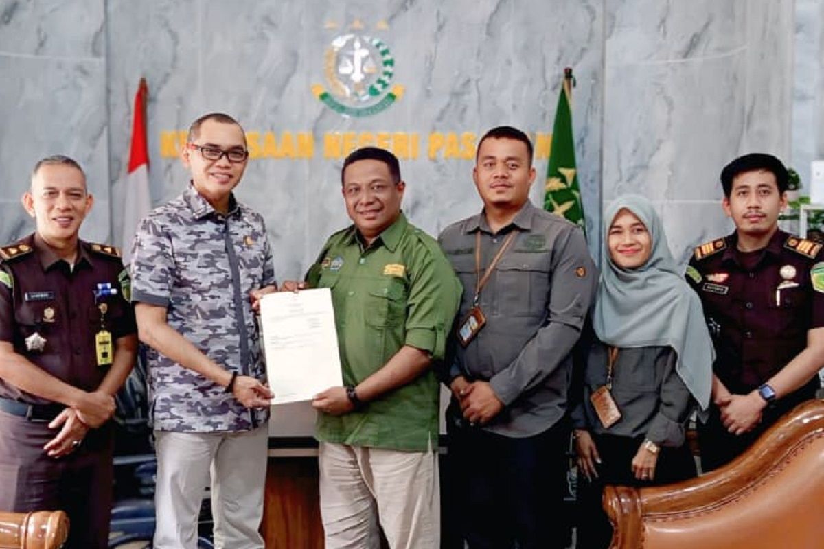 Kantor Pertanahan Kabupaten Pasaman serahkan sertipikat hak pakai kepada Kejari Pasaman untuk pembangunan rumah dinas