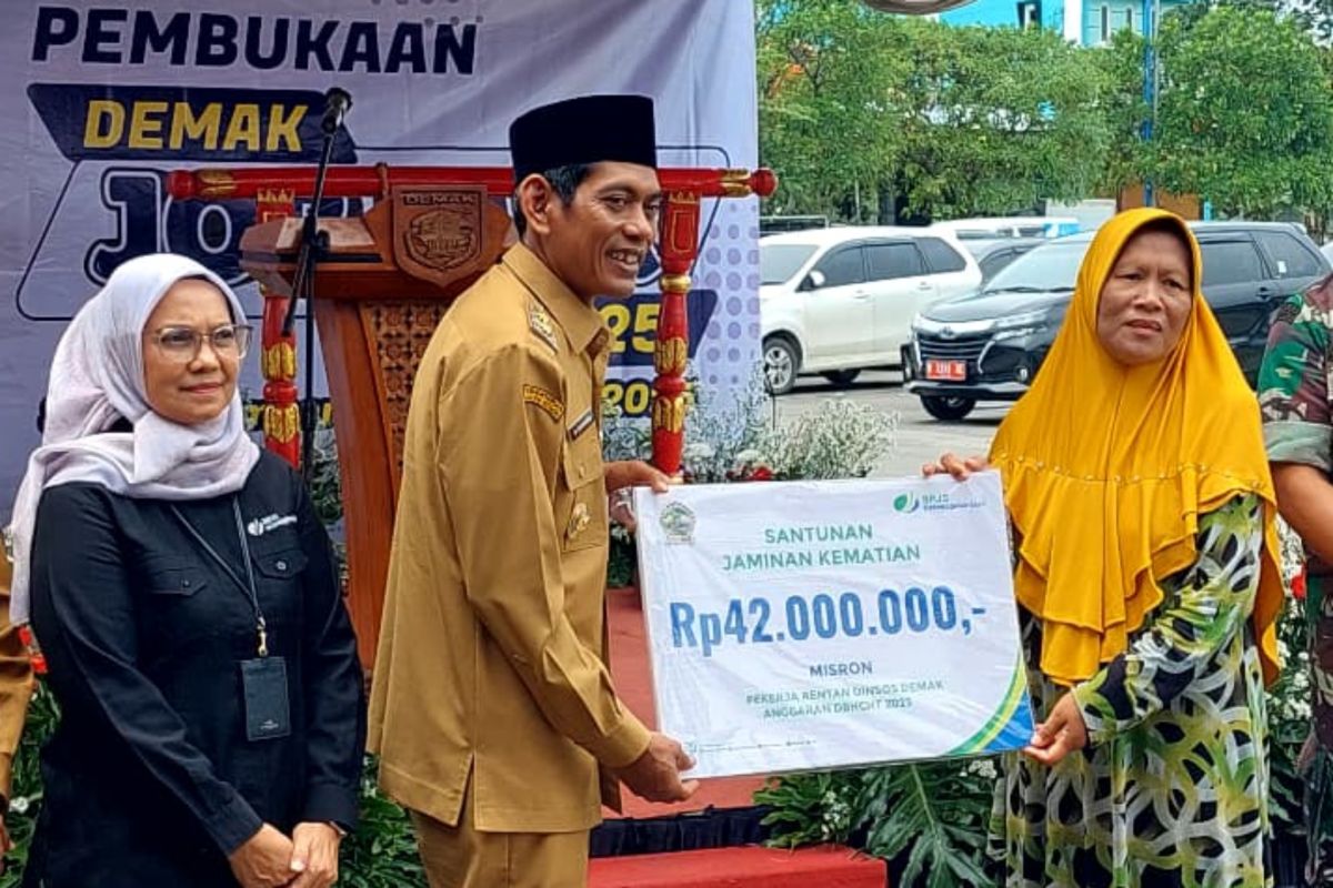 Wabup Demak serahkan santunan BPJS Ketenagakerjaan kepada ahli waris