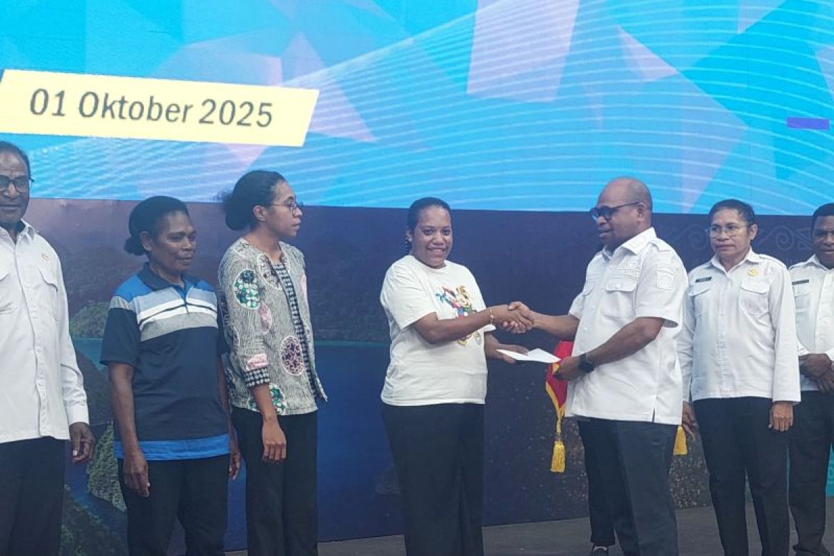Dinas Perdagangan Kota Sorong salurkan Rp200 juta kepada pelaku usaha
