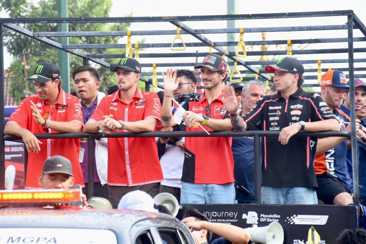 Kendaraan parkir saat parade MotoGP tak seramai akhir pekan