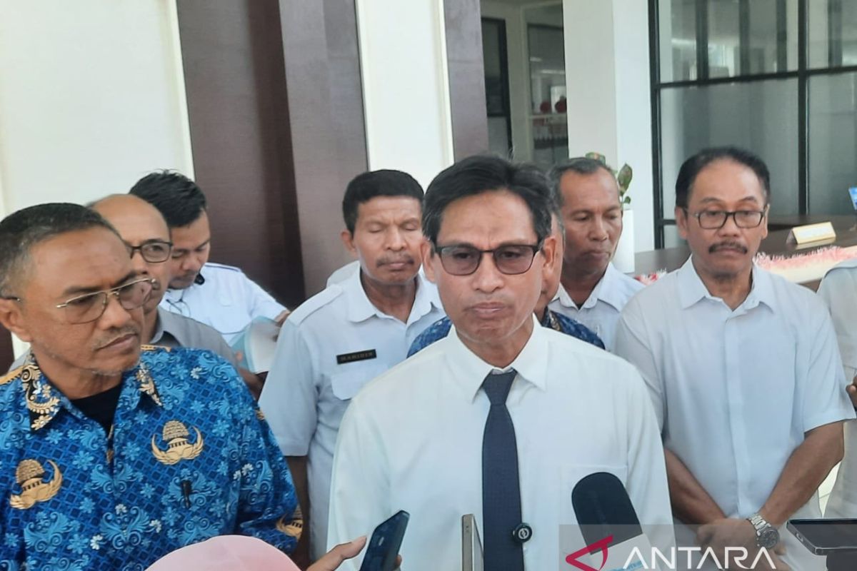 Dikbud Sultra serahkan 17.500 seragam gratis SMA  sederajat