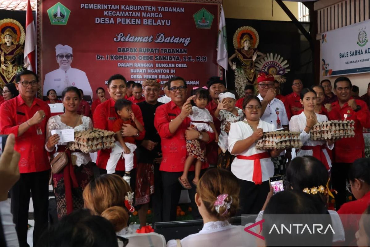 Bupati Tabanan dorong pelestarian tenun Cagcag