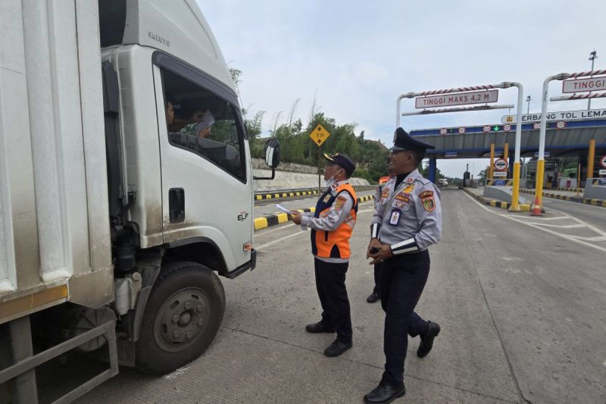 Pengelola Tol Bakter lakukan operasi ODOL di gerbang Tol Lematang