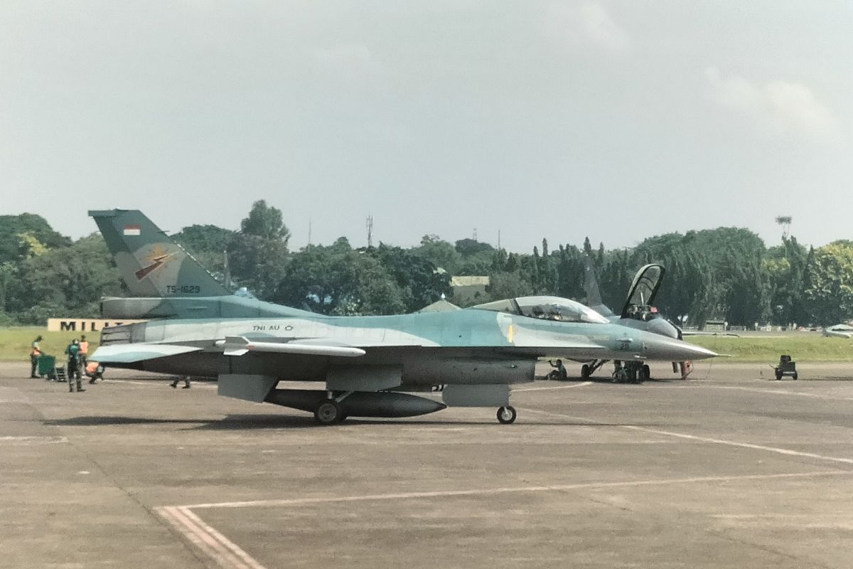 Barisan jet tempur TNI AU bersiap di Lanud untuk latihan manuver