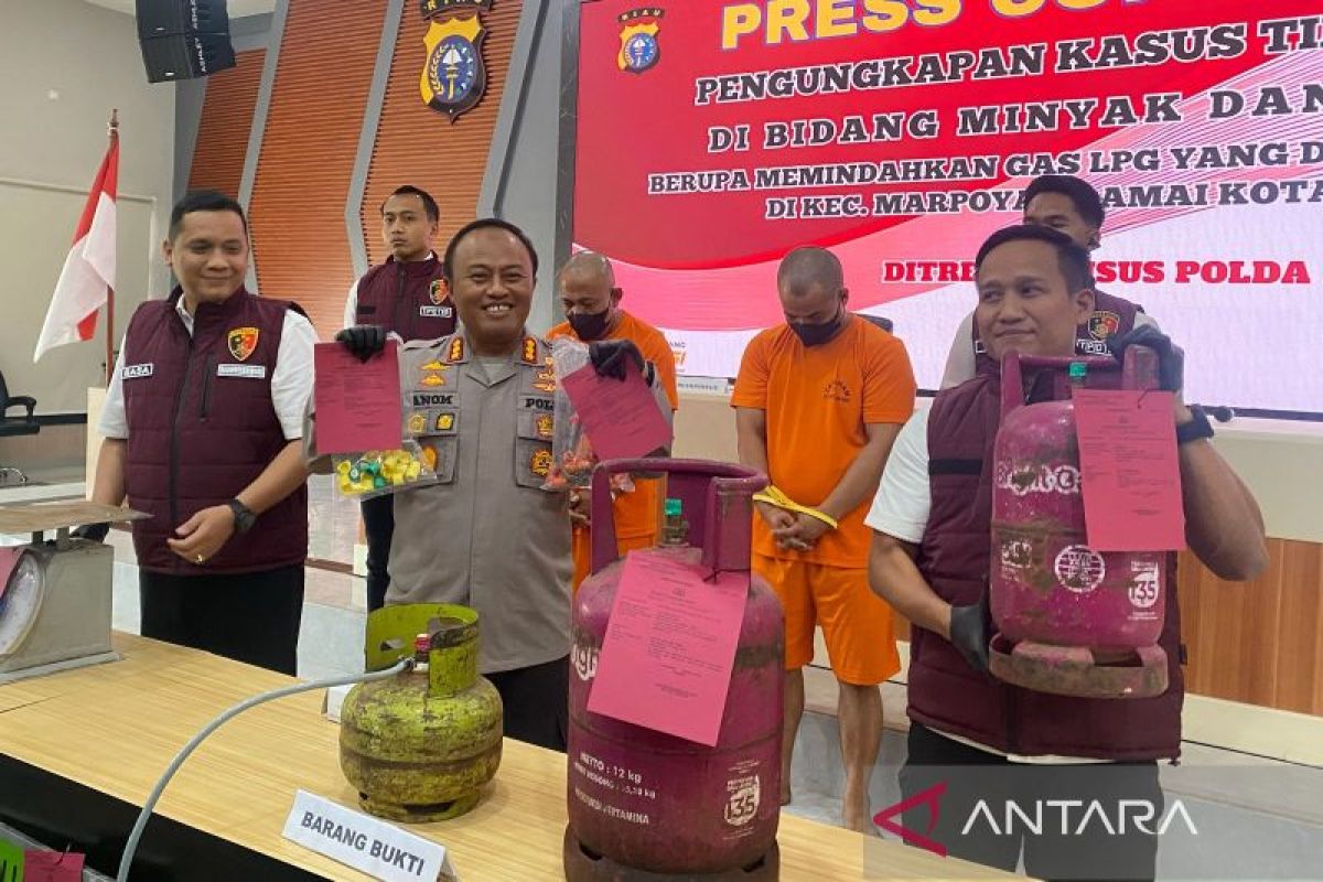 Ini tampang tersangka pengoplos gas LPG di Pekanbaru, omzet capai Rp70 juta per bulan