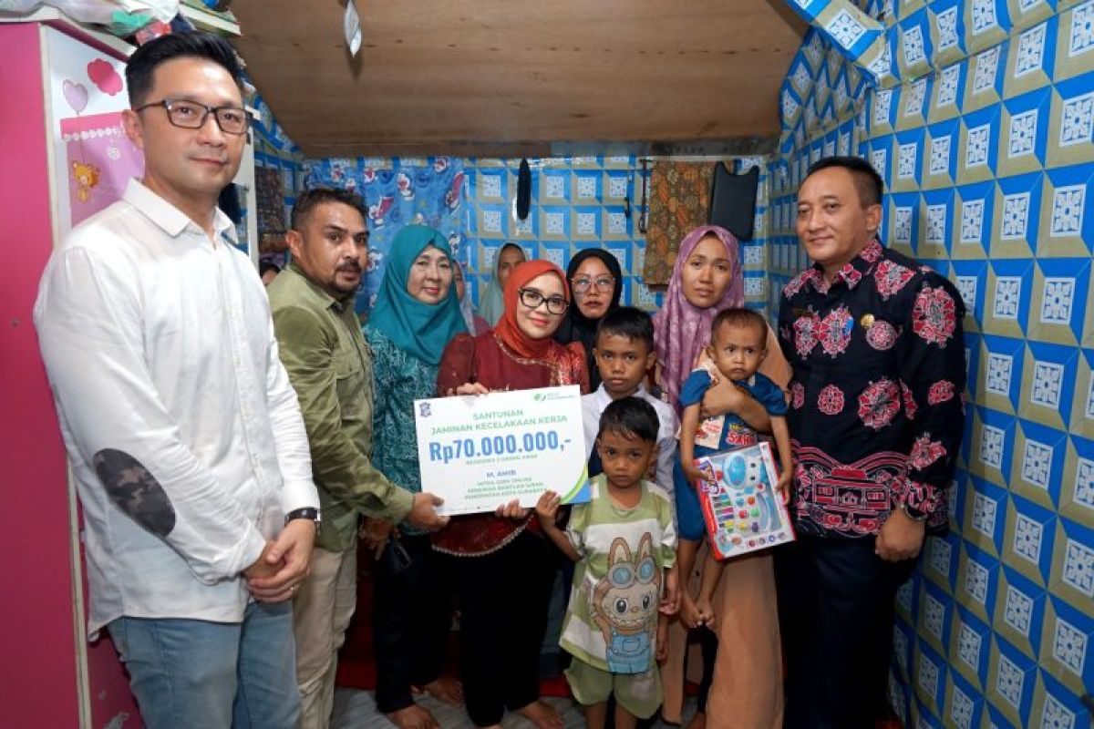 Pemkot Surabaya-BPJS Ketenagakerjaan serahkan santunan pengemudi Gojek