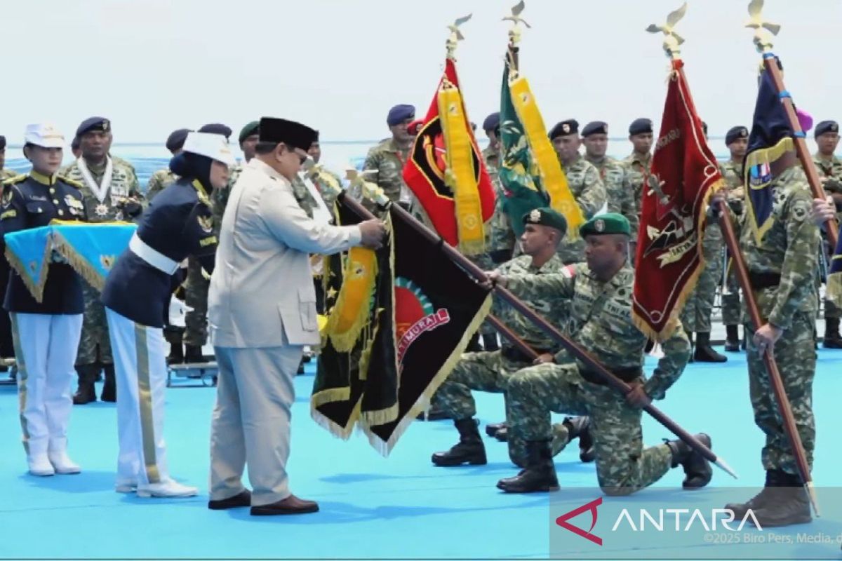 Prabowo leads naval inspection to mark TNI's 80th anniversary