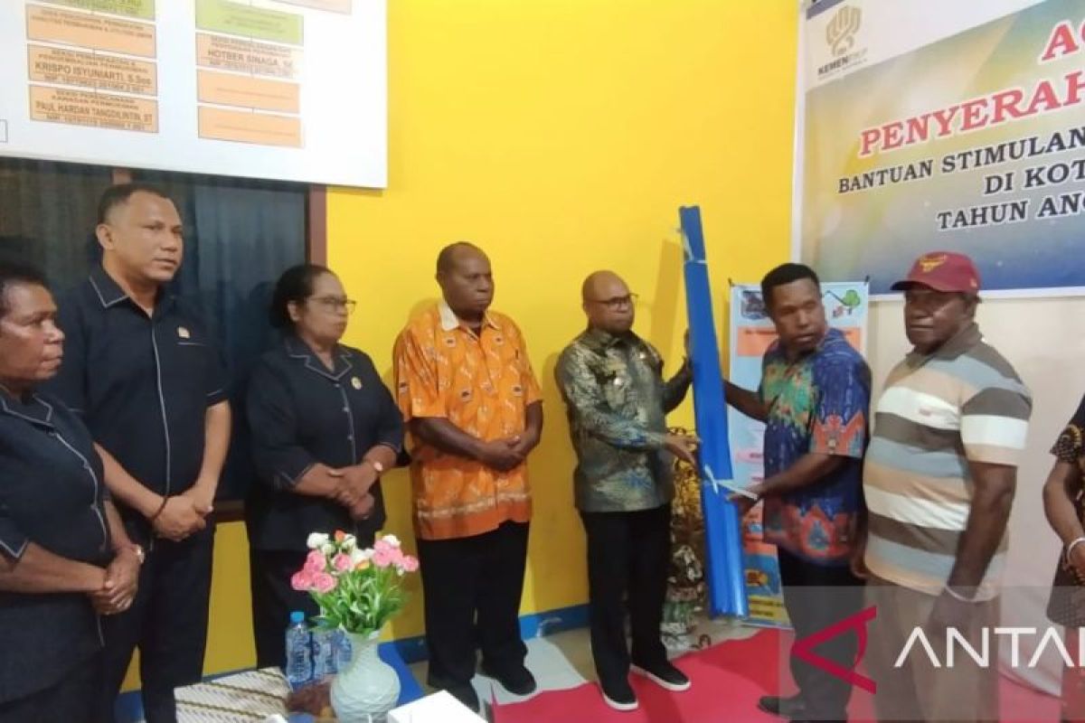 Pemkot Sorong salurkan program BSRS  senilai Rp1,675 miliar kepada 65 kepala keluarga