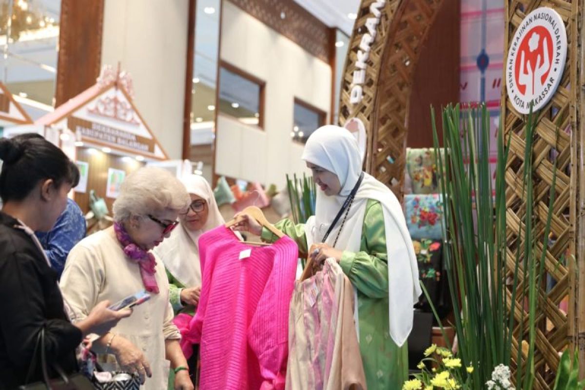 Gerai Dekranasda Makassar jadi primadona di Inacraft 2025