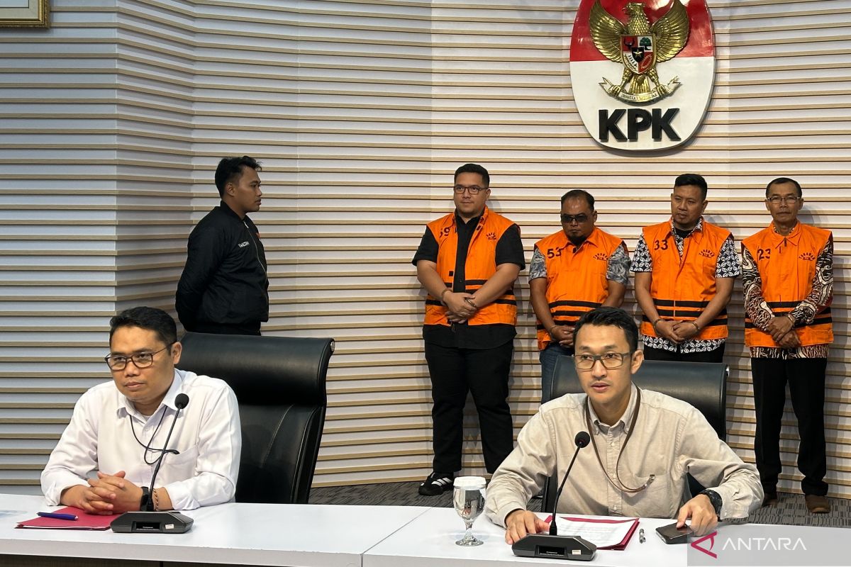 KPK tahan empat tersangka kasus dana hibah Jatim