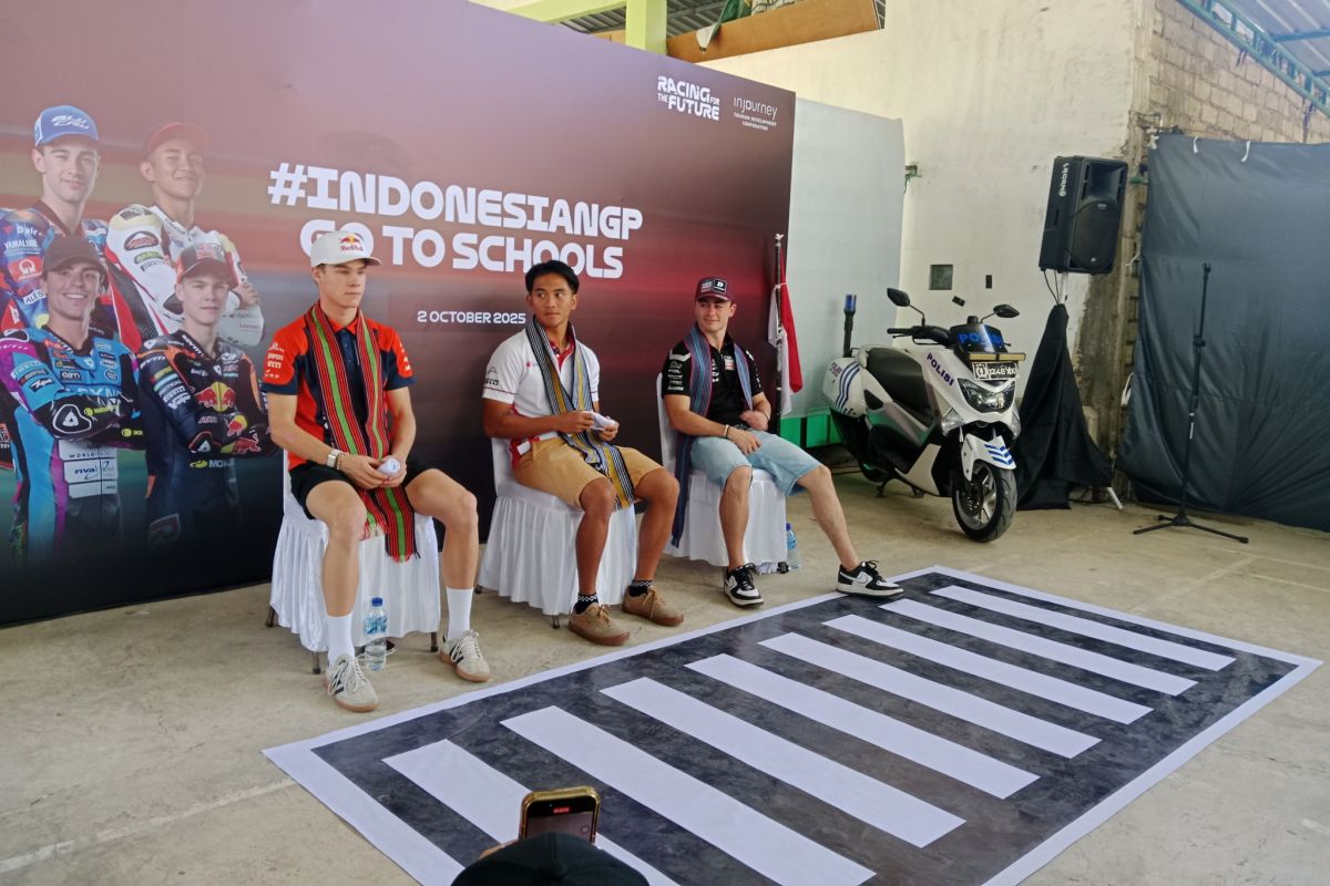 Pembalap Indonesia Mario Aji sapa pelajar di Mandalika Lombok