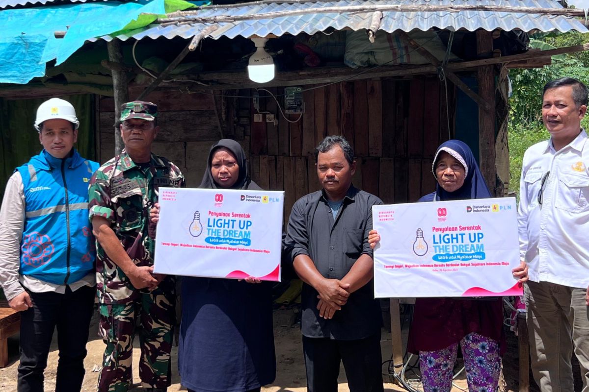 Warga prasejahtera di OKU terima bantuan sambungan listrik gratis