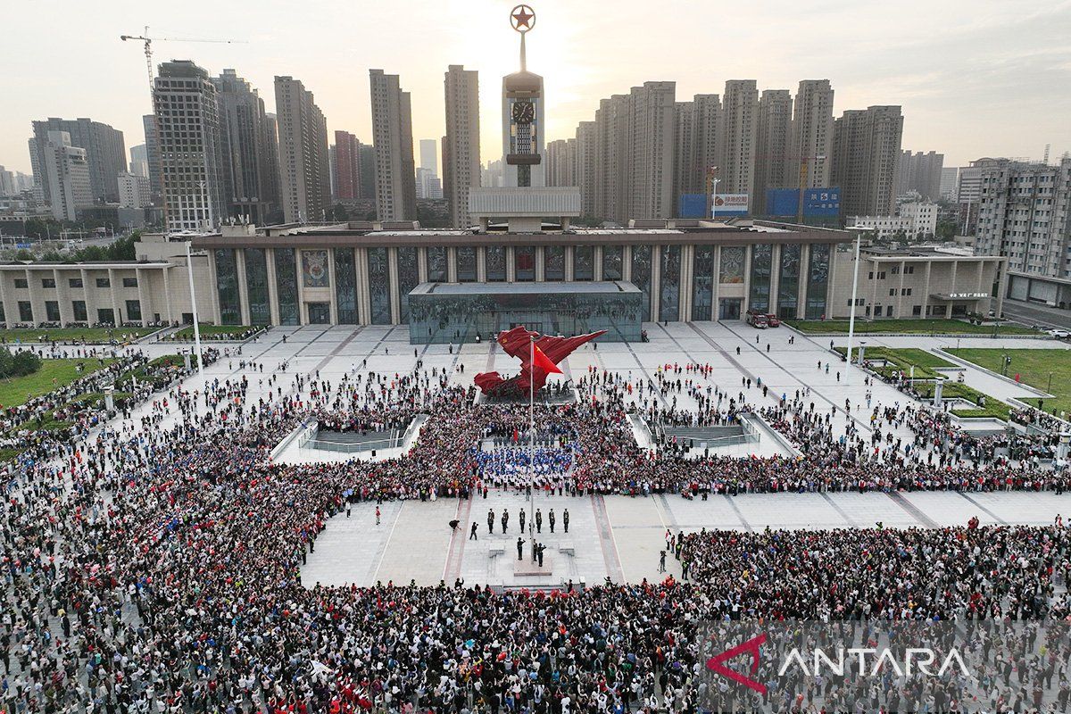 Antusiasme warga merayakan 76 tahun berdirinya Republik Rakyat China