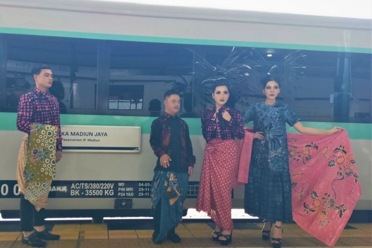 Daop Madiun rayakan Hari Batik dengan peragaan busana di KA dan stasiun