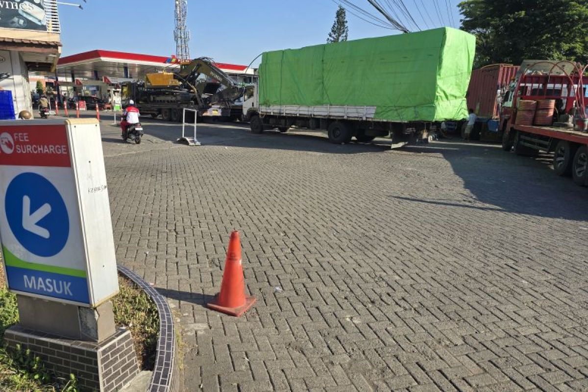 Antrean kendaraan isi BBM di SPBU Makassar kembali timbulkan kemacetan