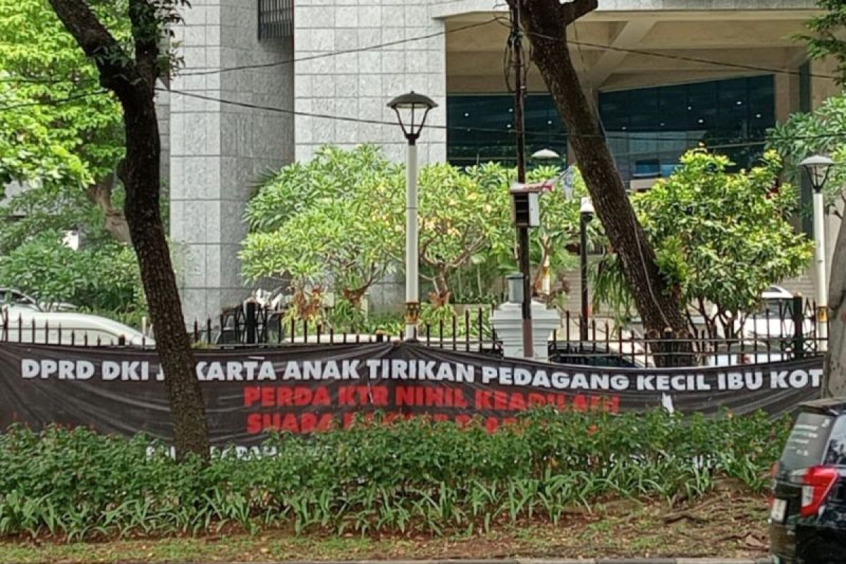 Tolak Raperda KTR, pedagang gelar aksi damai di DPRD DKI Jakarta hingga Tugu Tani
