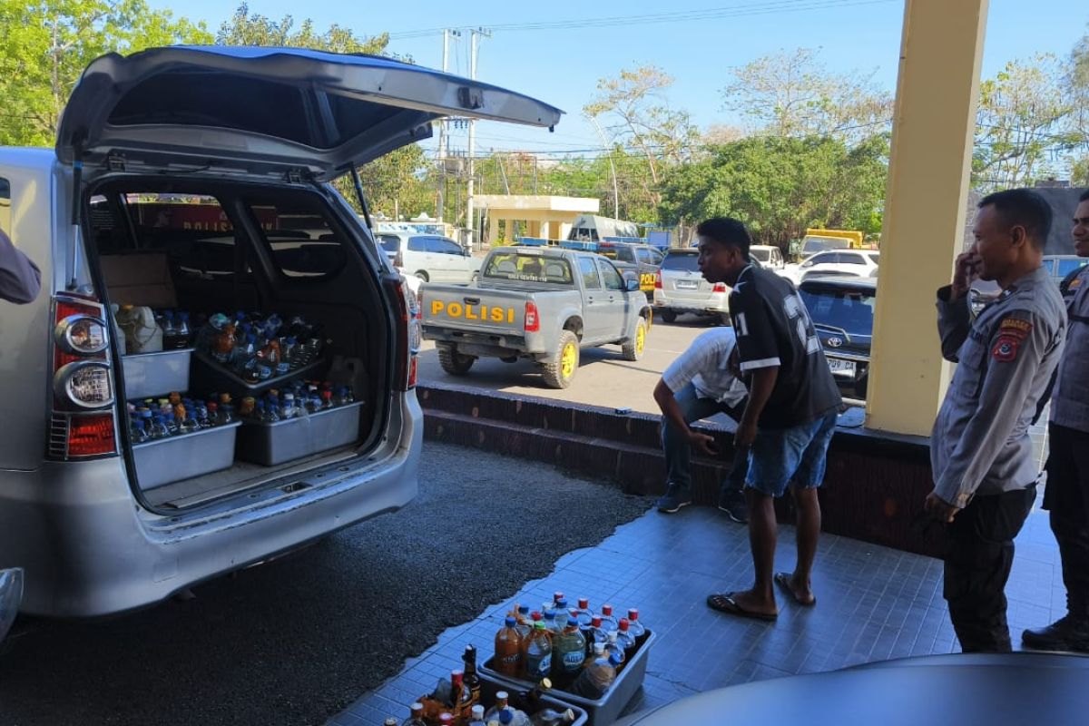 Polisi sita 345 botol minuman keras lokal di pelabuhan Tenau Kupang
