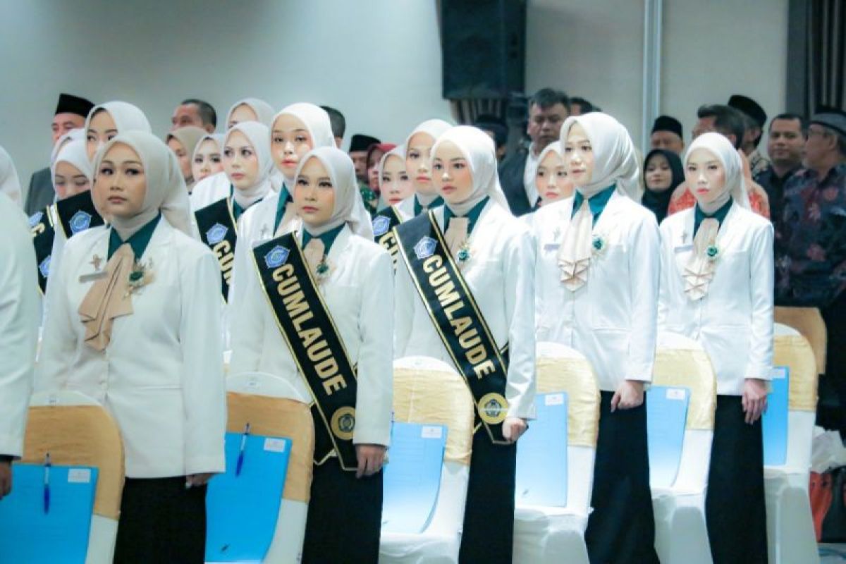 UMS raih kelulusan 100 persen first taker pada pengukuhkan 104 apoteker baru