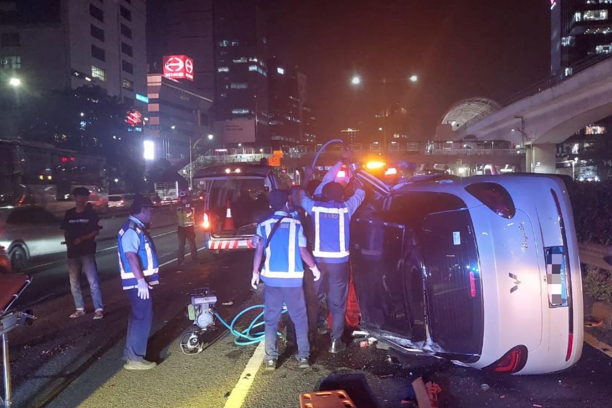 Petugas evakuasi mobil listrik yang kecelakaan di tol